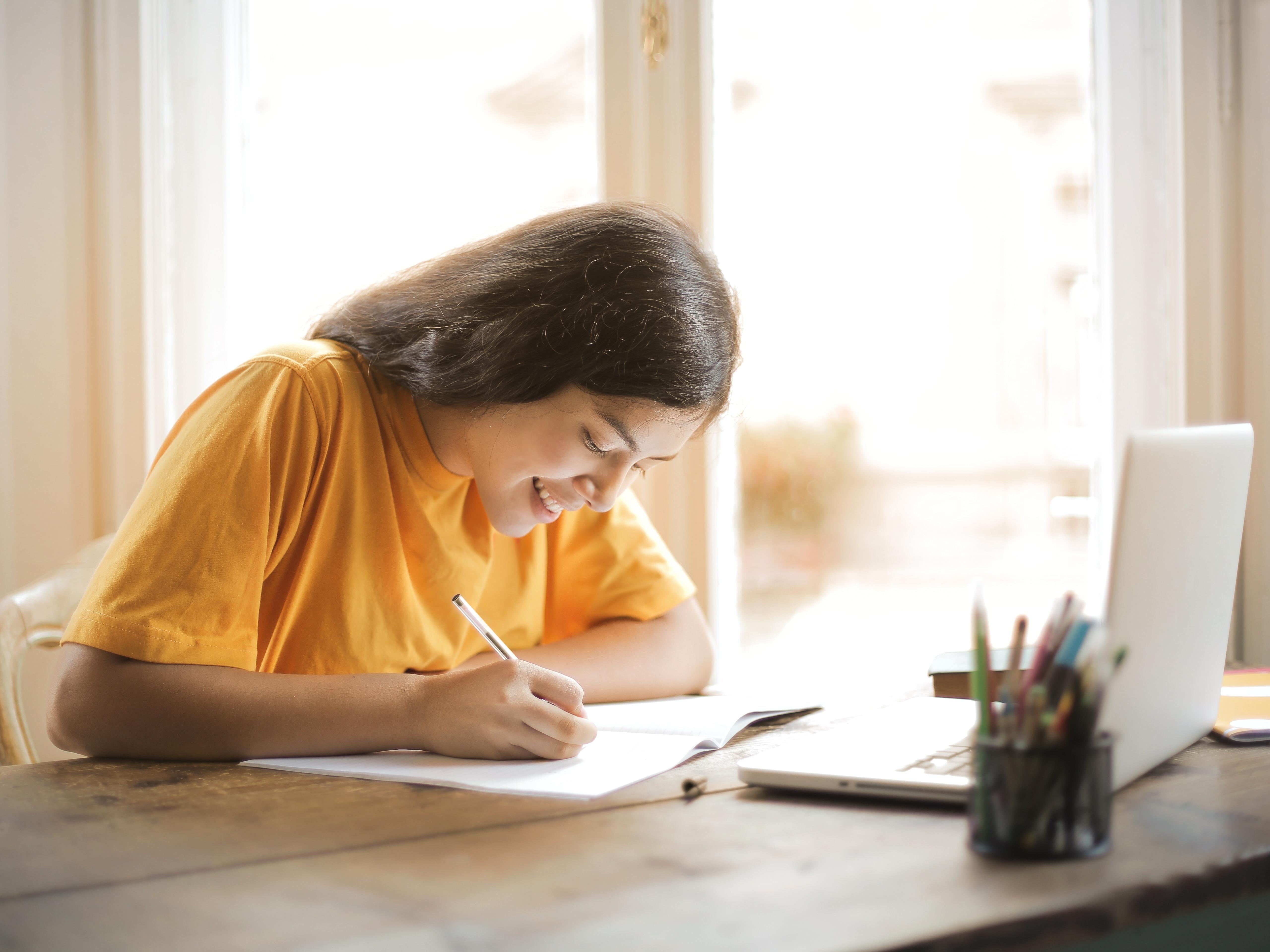 Girl studying in front of a computer. 